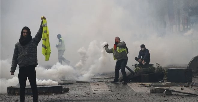 «Μακρόν παραιτήσου»! Πεδίο μάχης μπροστά στο Ελιζέ – Δακρυγόνα και σφαίρες  (βίντεο)